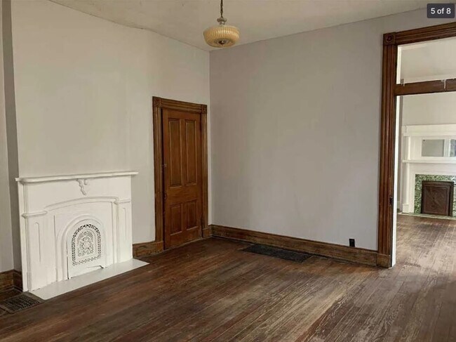 Foto del edificio - Charming 2BR in the Heart of Newport – Walk to Dining, Shops & the Levee
