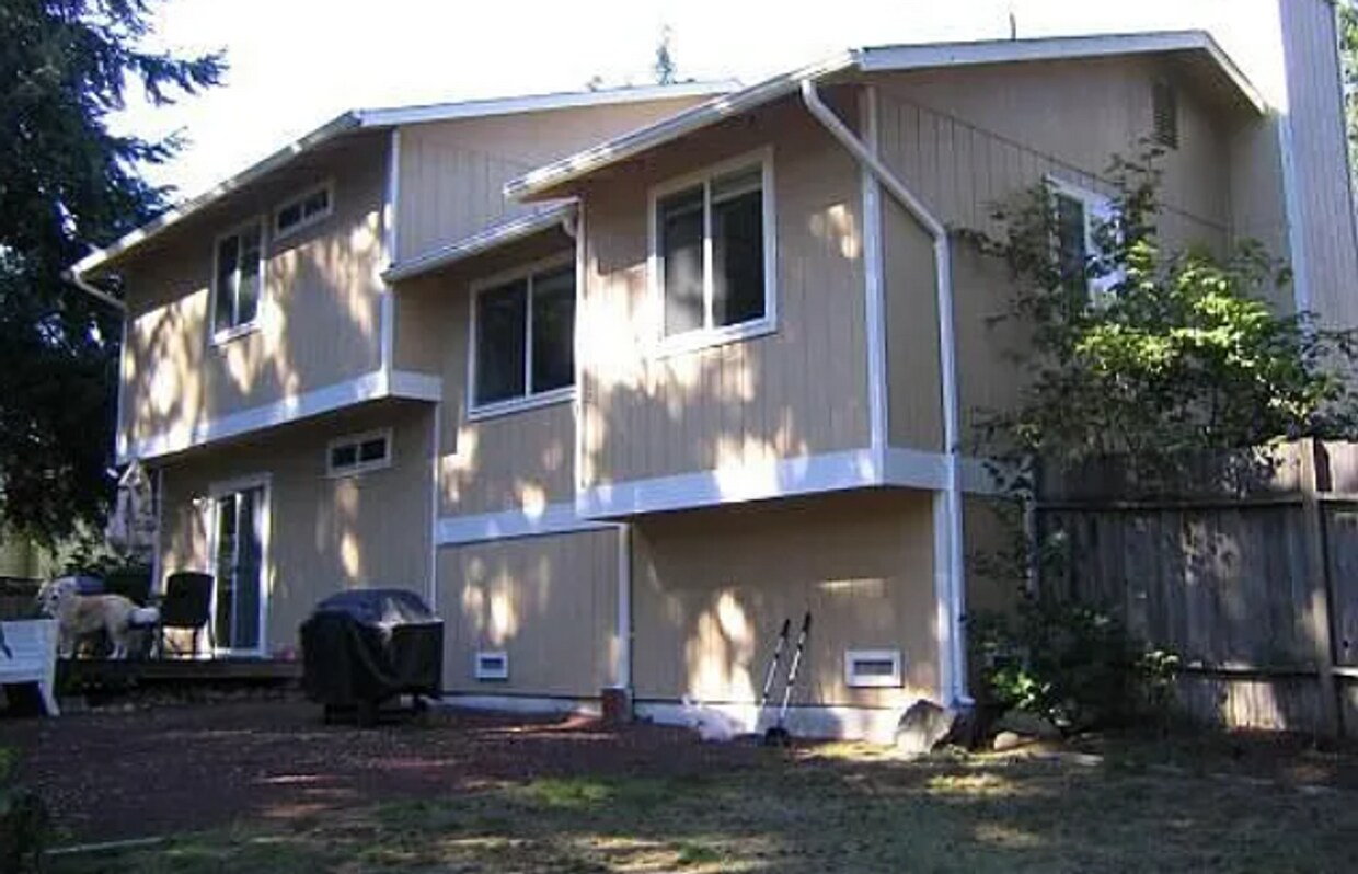 Building Photo - Spacious Tri-Level Home in Maple Valley
