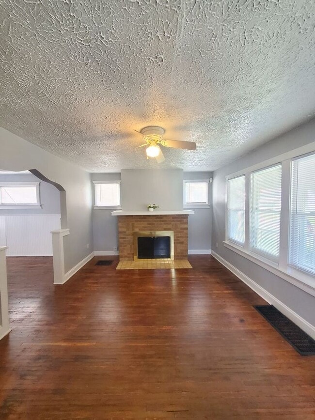 Building Photo - 2 BEDROOM SINGLE FAMILY HOME