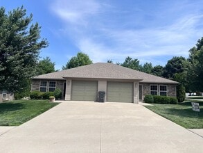 Building Photo - 145 SE Rose Garden Ln