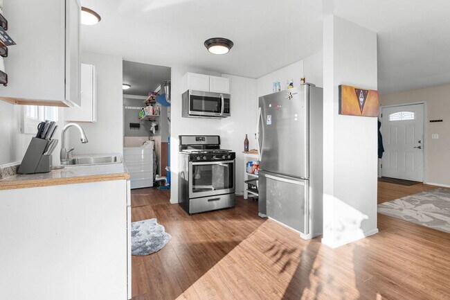 Foto del edificio - 5011-5013 Three Oaks Rd