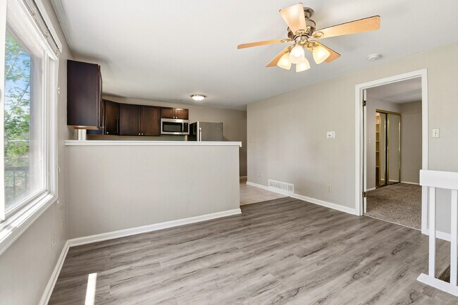 Foto del edificio - $2,120.95 with $300 off the first month's rent, 2 Beds - 2 Bath, Duplex in Lakewood with Cozy Car...