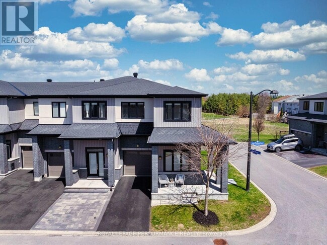 Building Photo - 569 Radiant Private