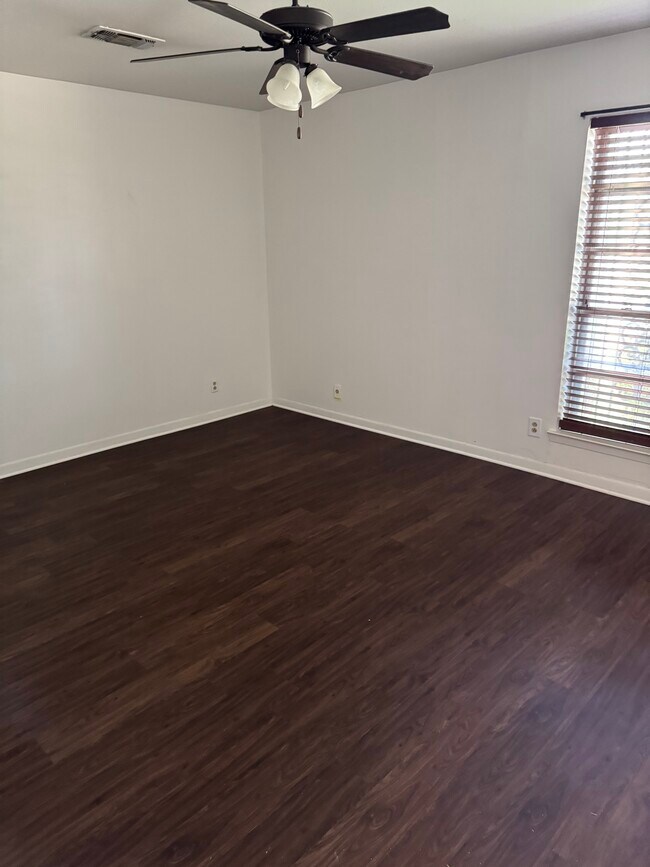 Building Photo - 1806 Crescent Dr