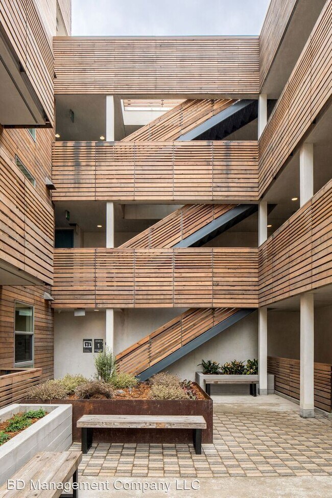 Building Photo - 1122 Pico Blvd