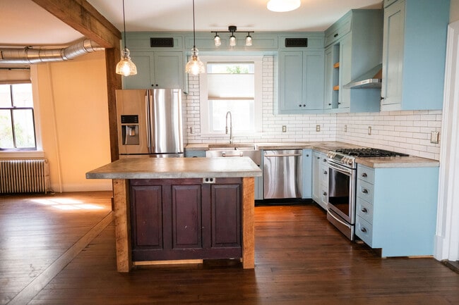 Building Photo - 208 9th St NW