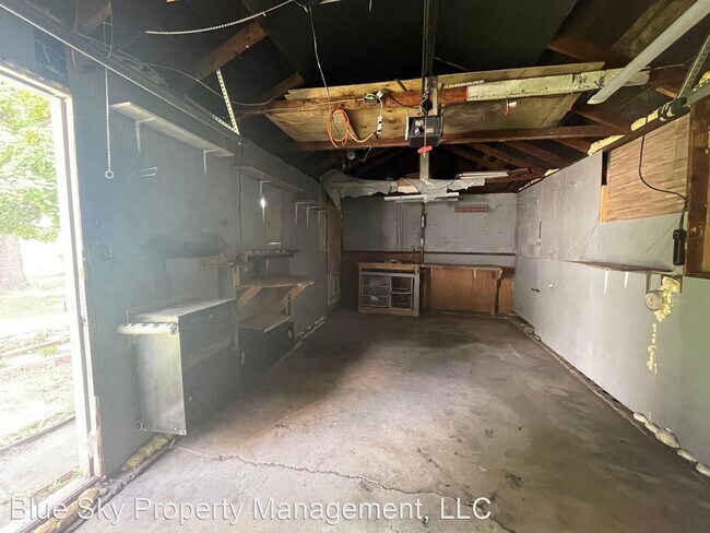 Building Photo - 2 br, 1 bath House - 309 W. 11th
