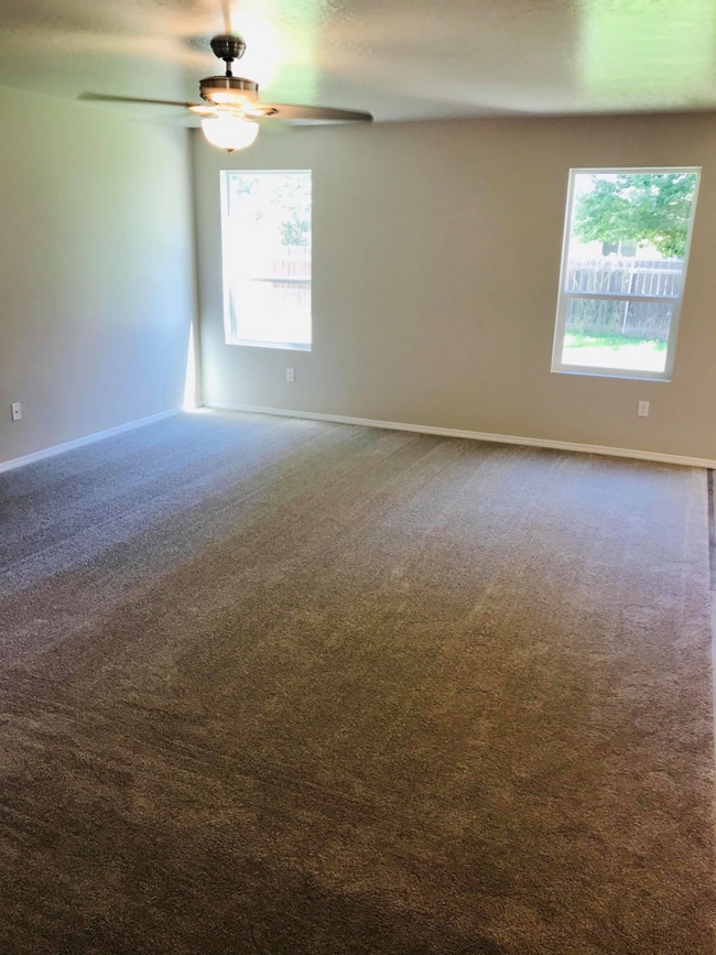 Building Photo - Spacious Home Canterbury Commons!