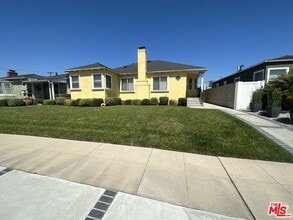 Building Photo - 10410 S Manhattan Pl
