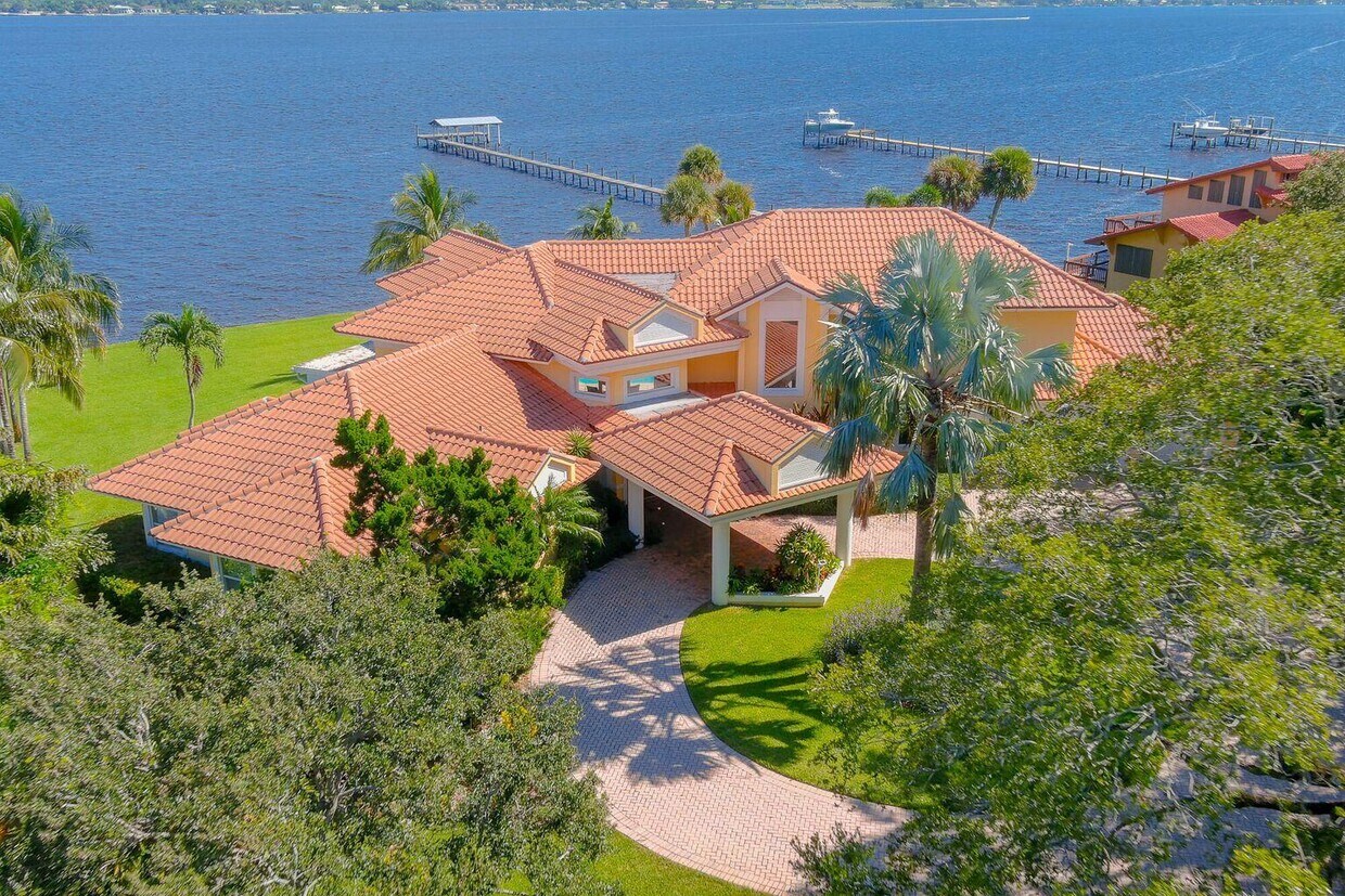 Primary Photo - 901 SE Riverside Dr
