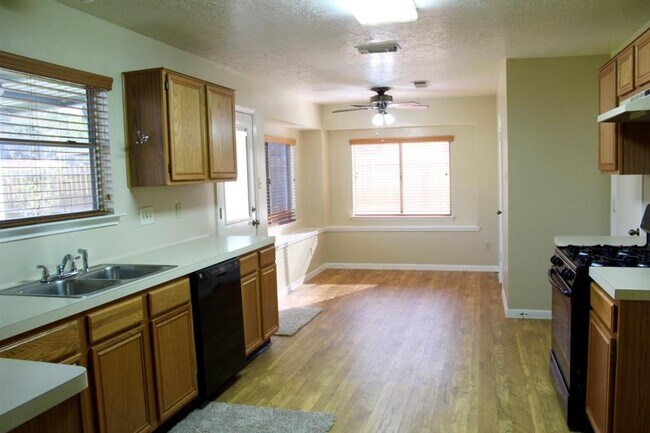 Building Photo - 2211 Pincher Creek Dr