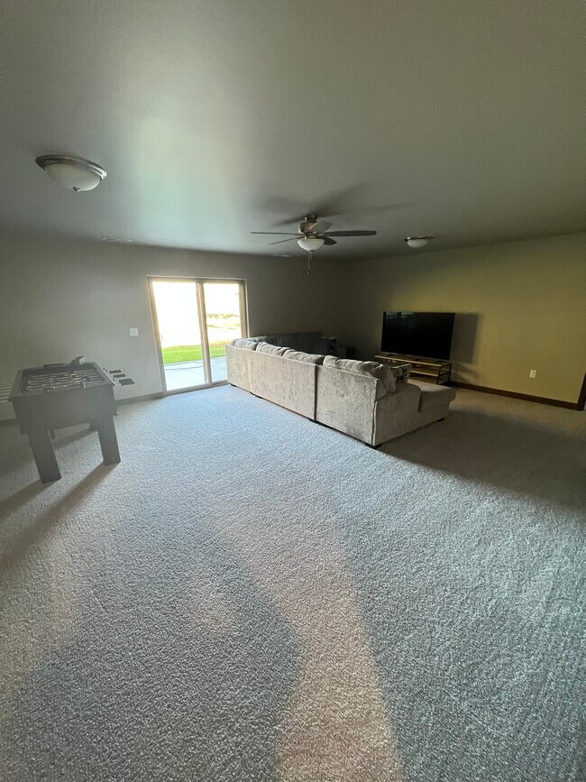 Building Photo - 904 Creekside Dr