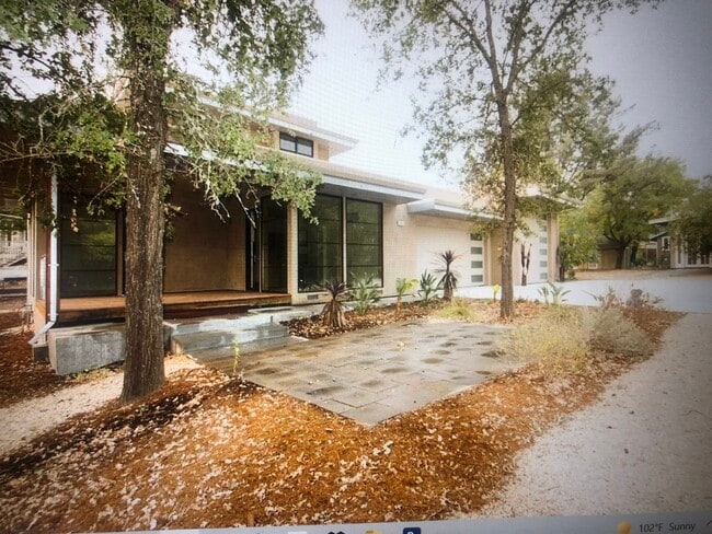 Building Photo - 540 S Cloverdale Blvd