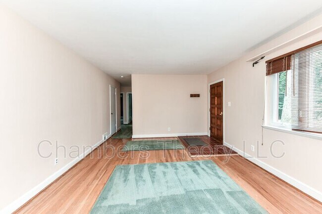 Building Photo - 2427 N Sycamore St