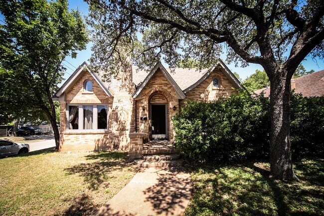 Building Photo - 2601 S University Dr