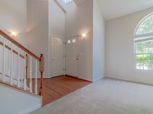 Foto del edificio - Unfurnished 3-Bedroom, 2.5-Bathroom Long-T...