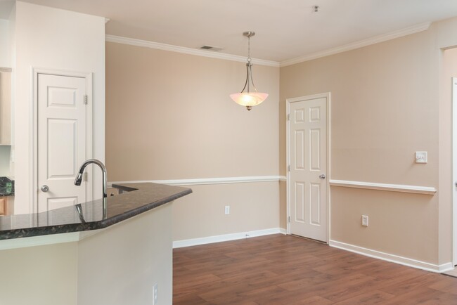 Dining Area - Kilburn Crossing