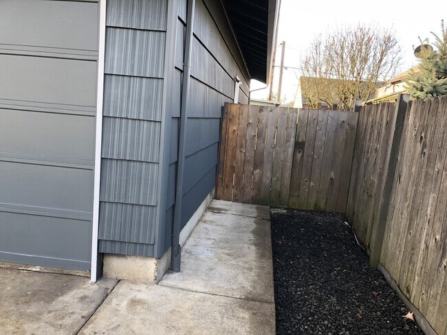 Foto del edificio - Two bedroom one bath duplex in Springfield!