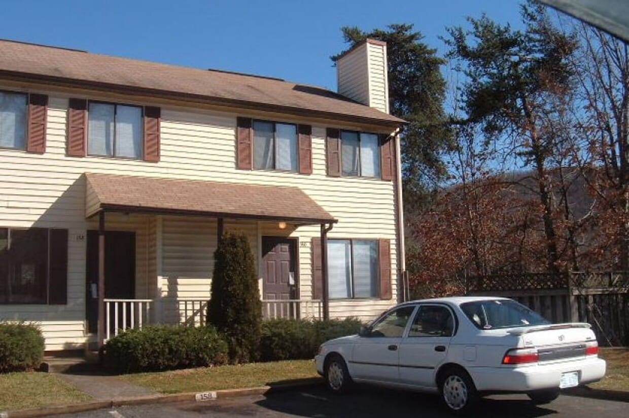3 Level Townhouse Near Liberty University - 3 Level Townhouse Near Liberty University