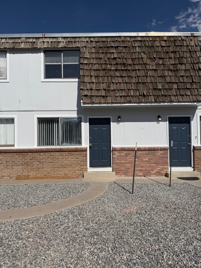Building Photo - 460 Topaz Dr