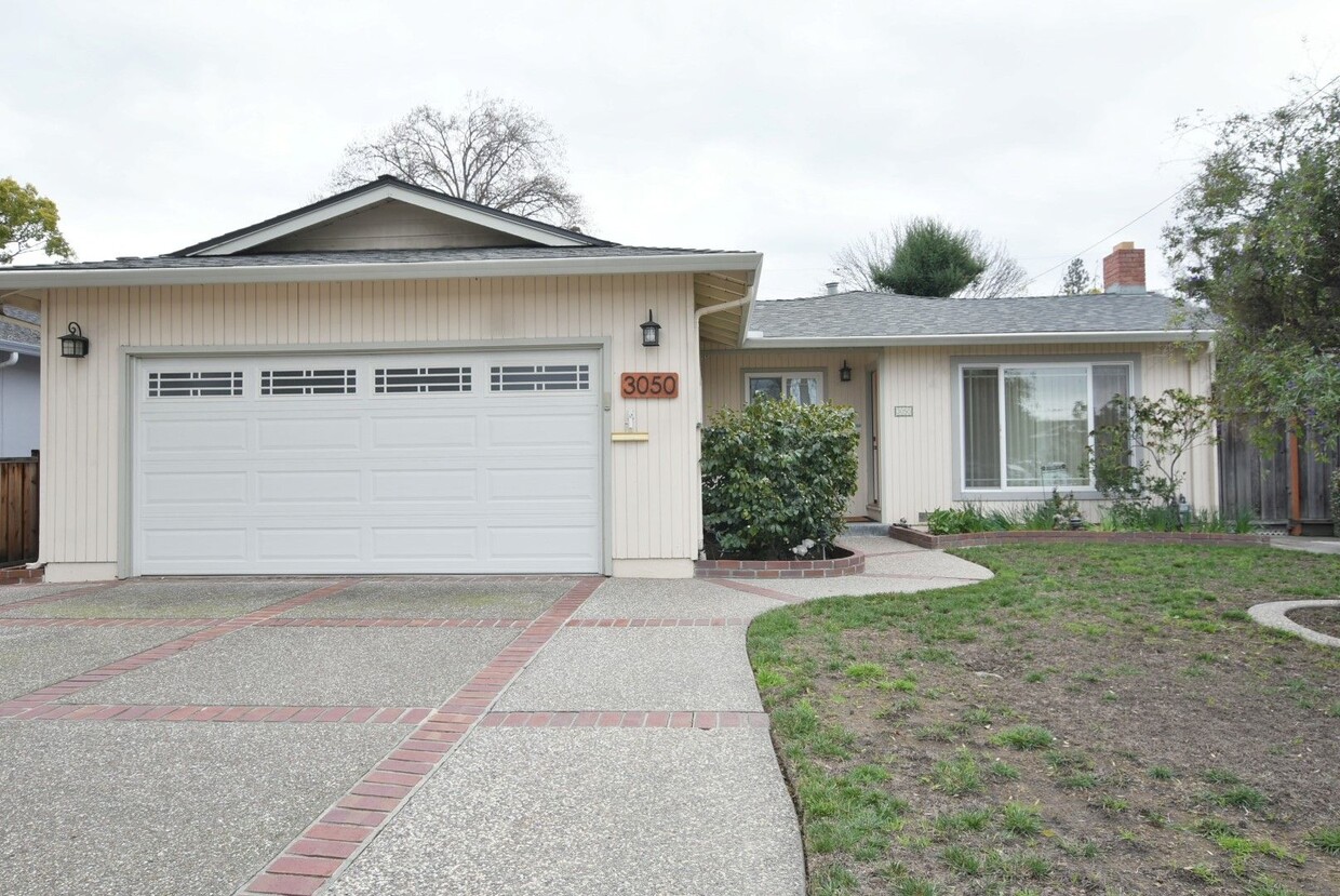 Foto principal - Beautifully Remodeled 3 Bedroom 2 Bath Wes...