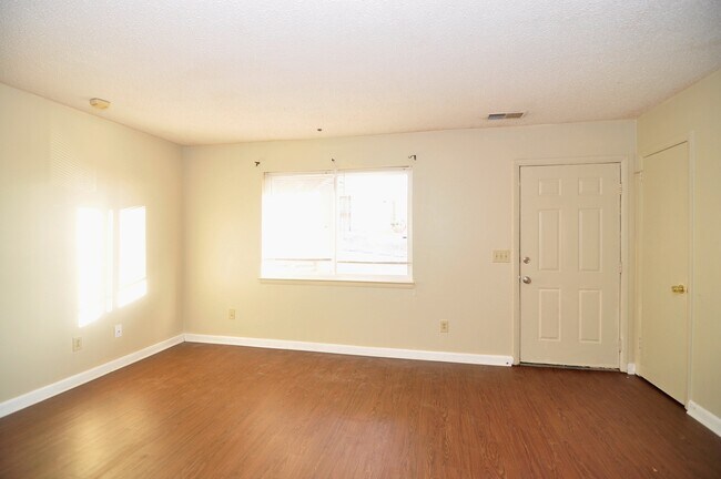 Building Photo - 4524 Bonnell Dr NW
