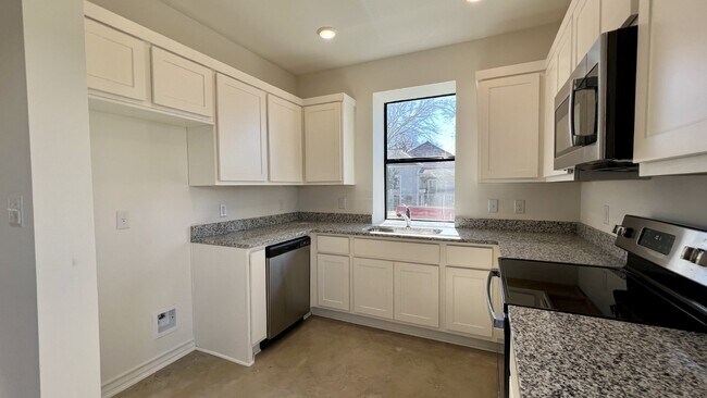 Building Photo - Modern 3 Bed Duplex with Granite Counterto...