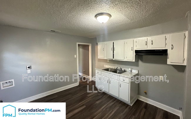 Building Photo - 1609 Hugenot St