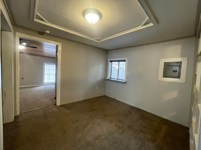 Building Photo - 909 Mapoles St