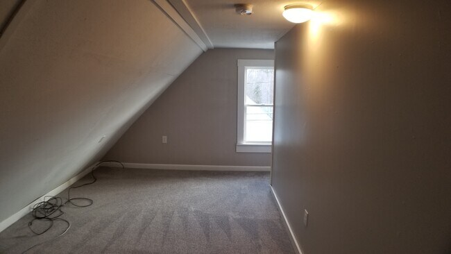3rd floor front Bedroom - 24 Epping St