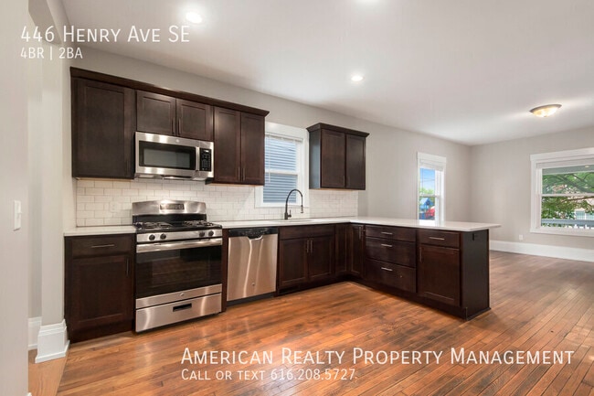 Building Photo - 446 Henry Ave SE