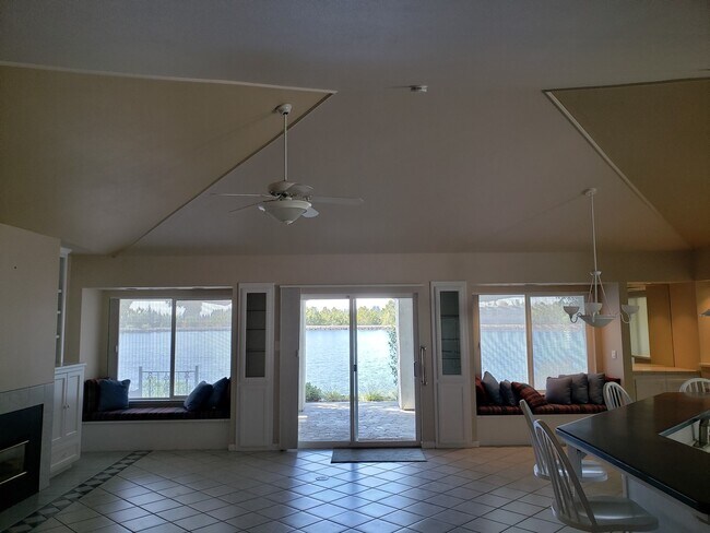 Foto del edificio - Lakefront Living in this 3/2 Beautiful Home! (55+ Community)