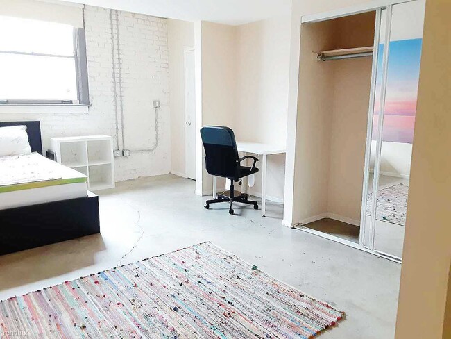 Building Photo - 924 W 23rd St