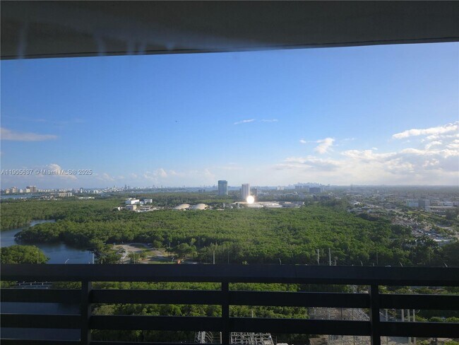 Foto del edificio - 16385 Biscayne Blvd