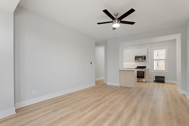 Building Photo - 1608 W Sherwin Ave
