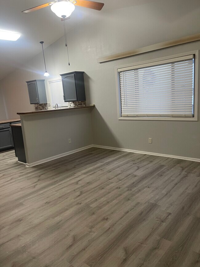 Foto del edificio - 1351 E Oakland St