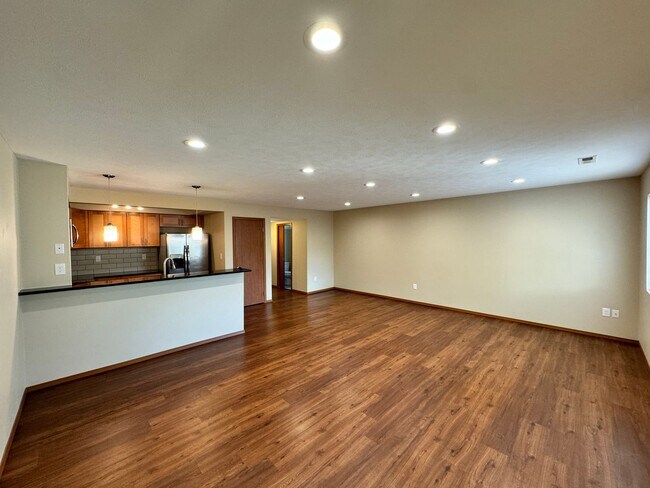 Building Photo - 611 S Chronicle Rd