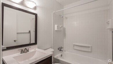 2BR,1BA,- 925SF - Lake Village