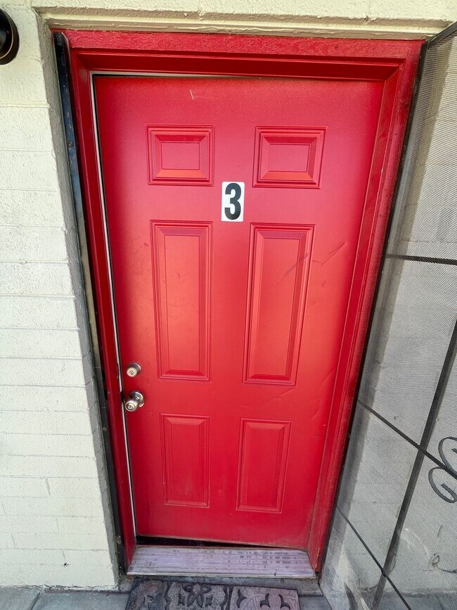 Building Photo - READY TO VIEW NOW! 2 Bedroom, 1 Bath Apart...