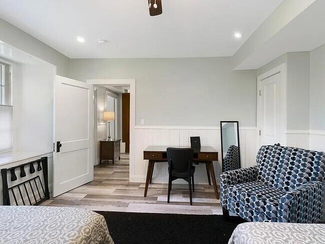 Foto del edificio - 77 Coggeshall Ave