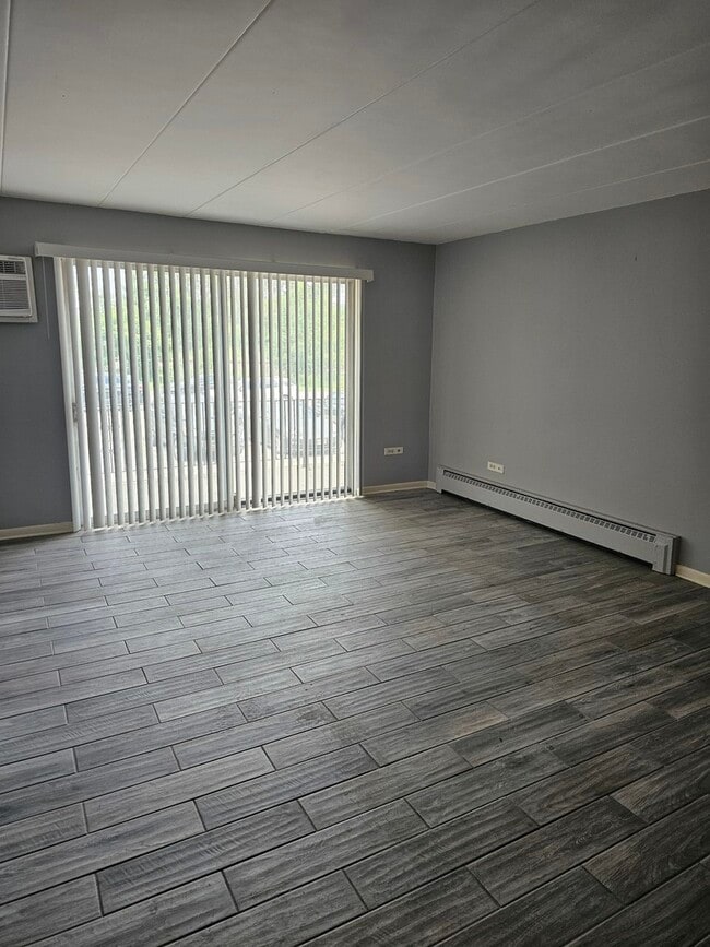 Building Photo - 18361 Glen Oak Ave