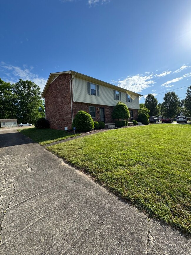 Building Photo - Spacious 2 Bed, 1.5 Bath Apartment in Prim...