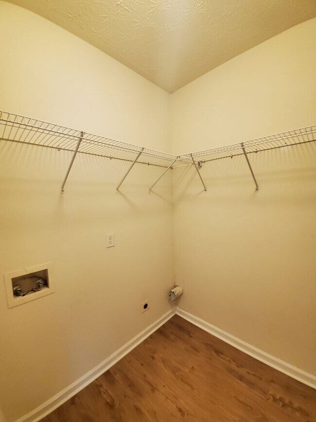 Building Photo - Stunning 3/2.5 Home in Monarch Village