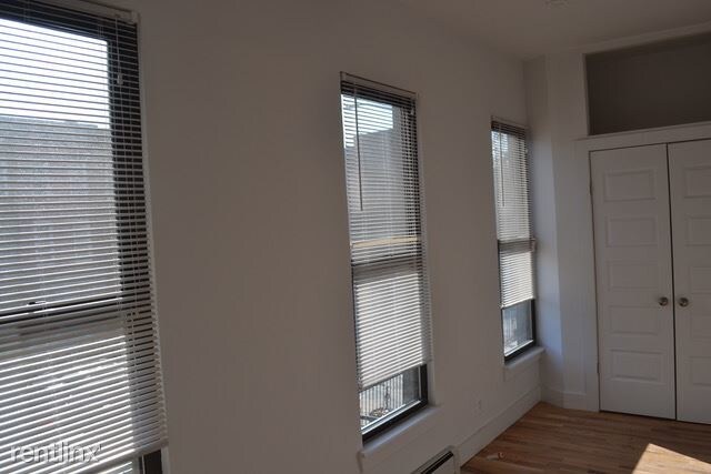 Building Photo - 487 Monroe St