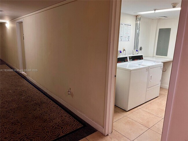 Foto del edificio - 17600 N Bay Rd