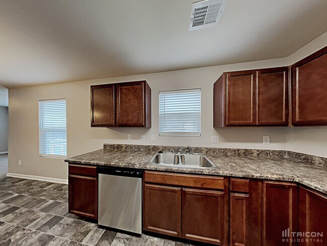 Building Photo - 117 Vermillian Dr