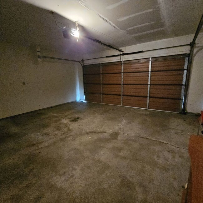 Building Photo - 2bed duplex near Parkland