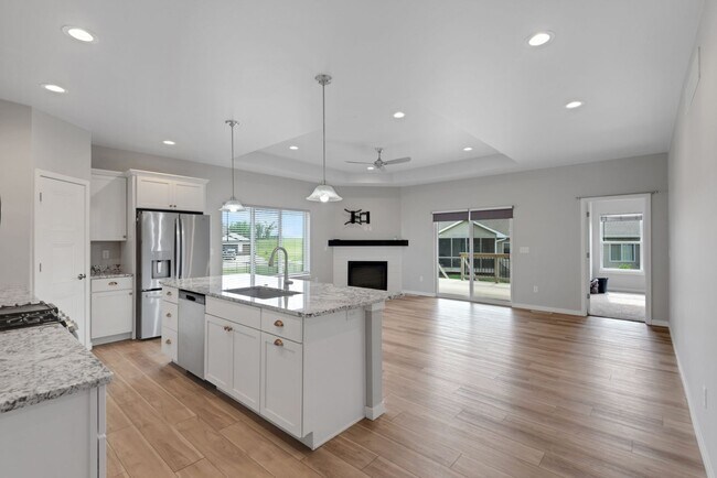 Building Photo - Spacious 4BR Townhome in North Liberty