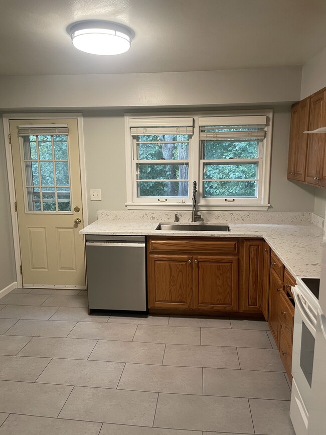Building Photo - 729 Robinwood Ln