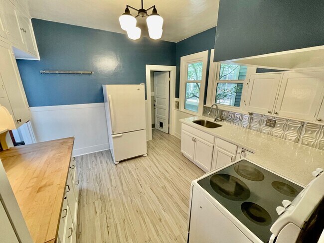 Building Photo - Charming Greenlake Craftsman - Stellar Loc...